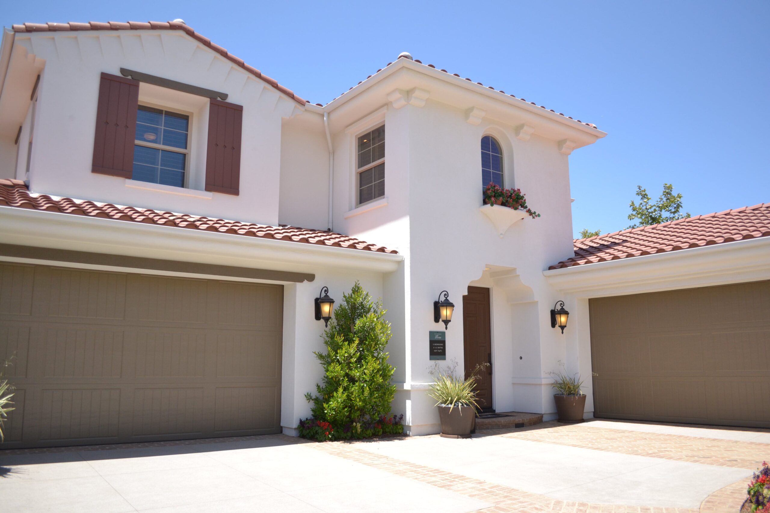 You are currently viewing Enhancing Your Home’s Curb Appeal with a New Garage Door